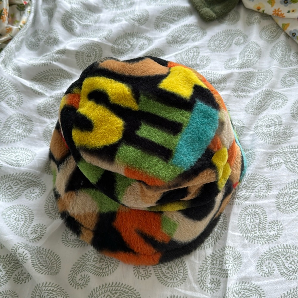 Fuzzy Bucket hat - Picture 2 of 6